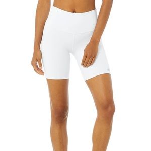 • Alo White Biker Shorts •
